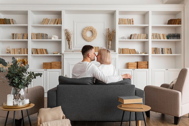 Foto gratuita linda pareja pasar tiempo juntos en casa