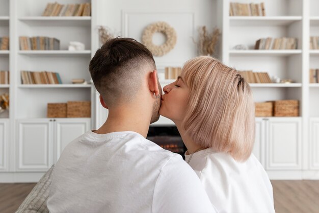 Linda pareja pasar tiempo juntos en casa