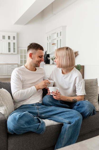 Foto gratuita linda pareja pasar tiempo juntos en casa