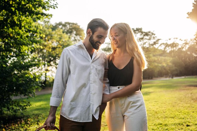 Linda pareja pasar tiempo juntos