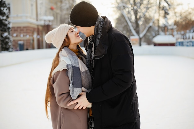 Linda pareja en una pista de hielo