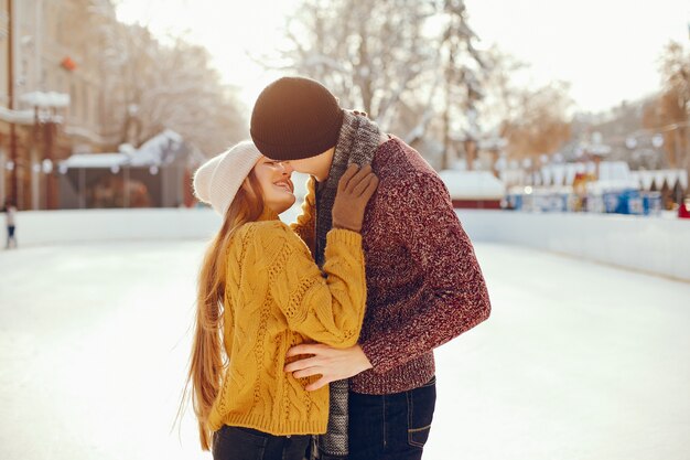 Linda pareja en una pista de hielo