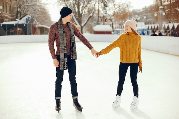 Linda pareja en una pista de hielo