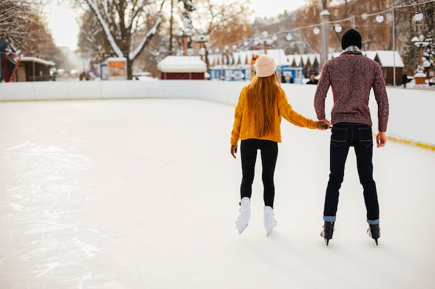 Foto gratuita linda pareja en una pista de hielo