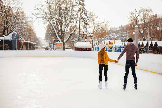 Linda pareja en una pista de hielo