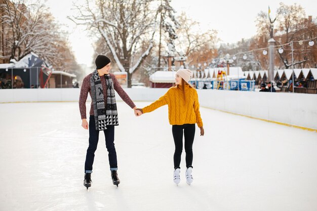 Linda pareja en una pista de hielo