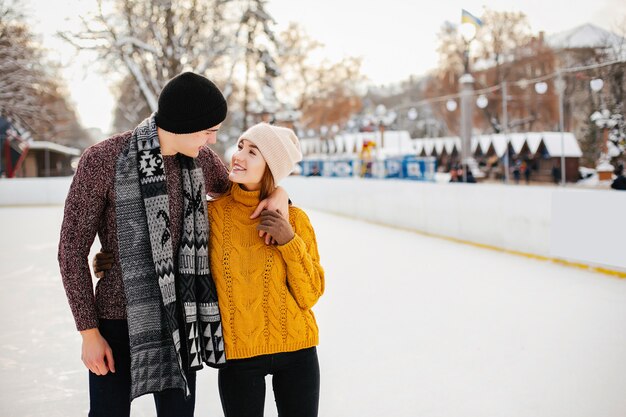 Linda pareja en una pista de hielo