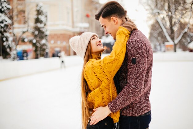 Linda pareja en una pista de hielo