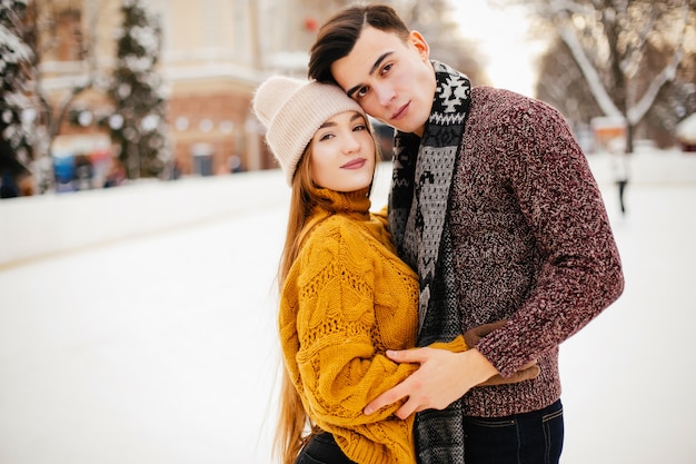 Linda pareja en una pista de hielo