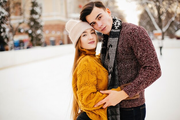 Linda pareja en una pista de hielo