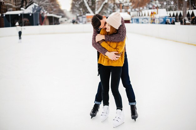 Linda pareja en una pista de hielo