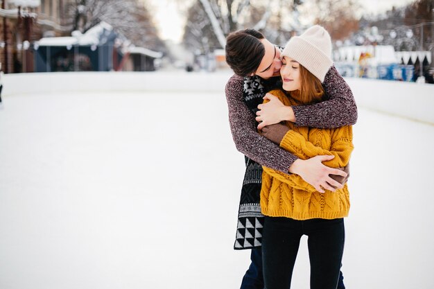 Linda pareja en una pista de hielo