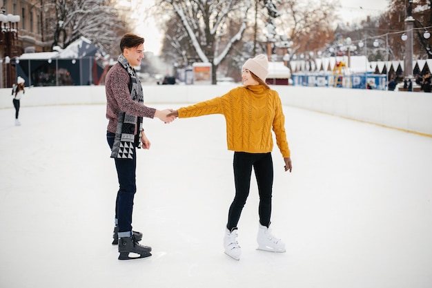 Linda pareja en una pista de hielo