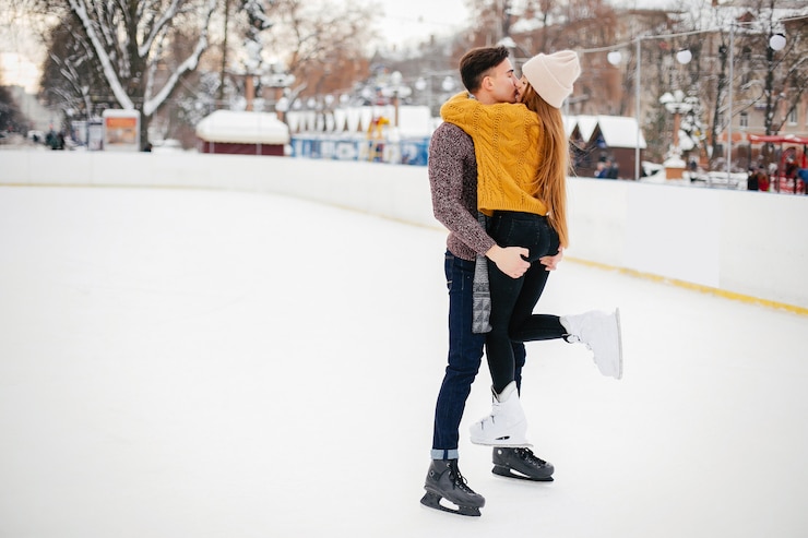 Foto gratuito linda pareja en una pista de hielo