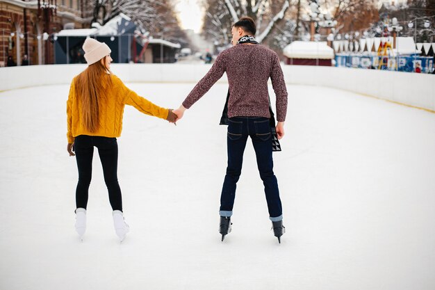 Linda pareja en una pista de hielo