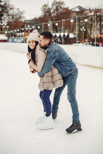 Linda pareja en una pista de hielo