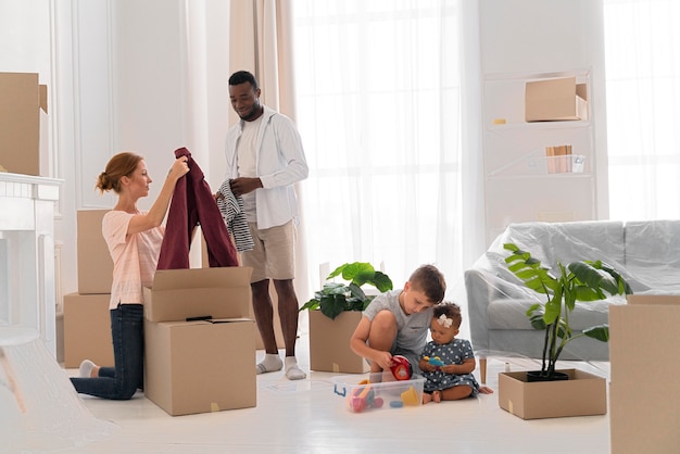 Linda pareja preparándose para moverse con sus hijos