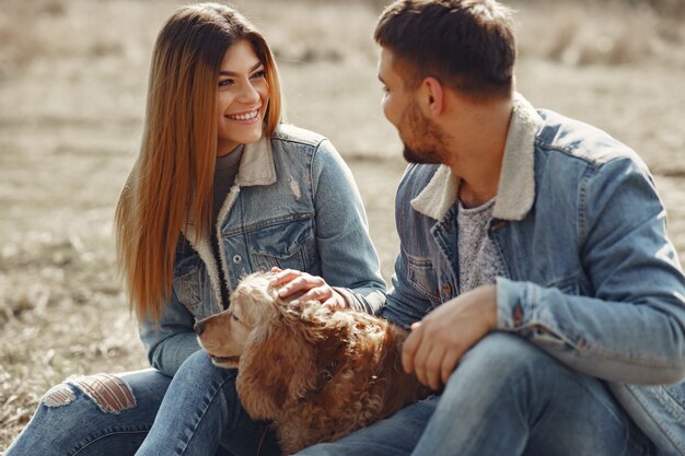 Linda pareja en ropa de jeans en un campo de primavera