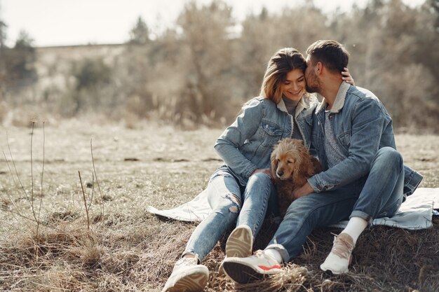 Linda pareja en ropa de jeans en un campo de primavera