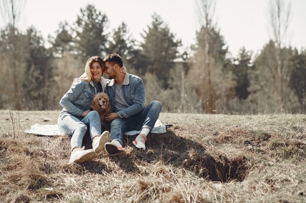 Linda pareja en ropa de jeans en un campo de primavera