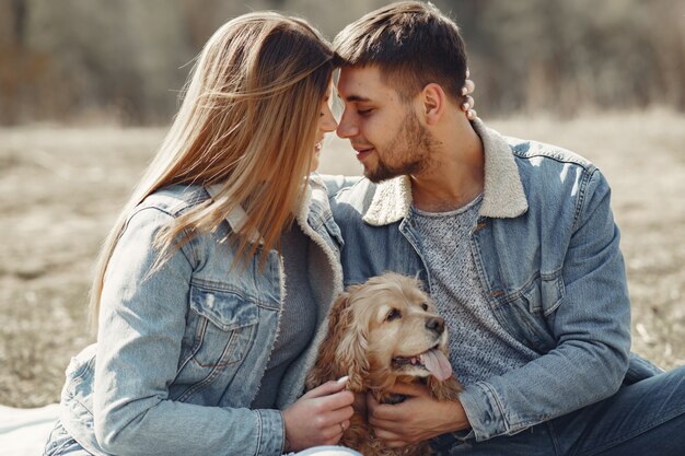 Linda pareja en ropa de jeans en un campo de primavera