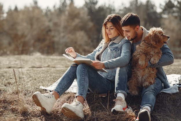 Linda pareja en ropa de jeans en un campo de primavera