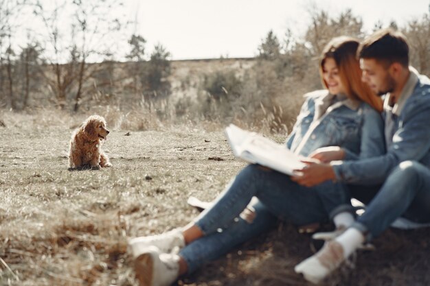 Linda pareja en ropa de jeans en un campo de primavera