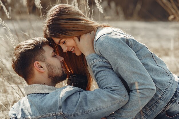 Linda pareja en ropa de jeans en un campo de primavera