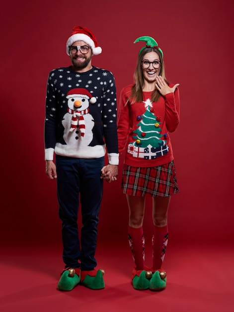 Linda pareja en ropa de Navidad aislado