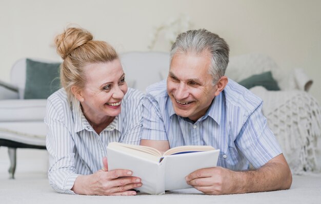 Linda pareja senior junto con un libro