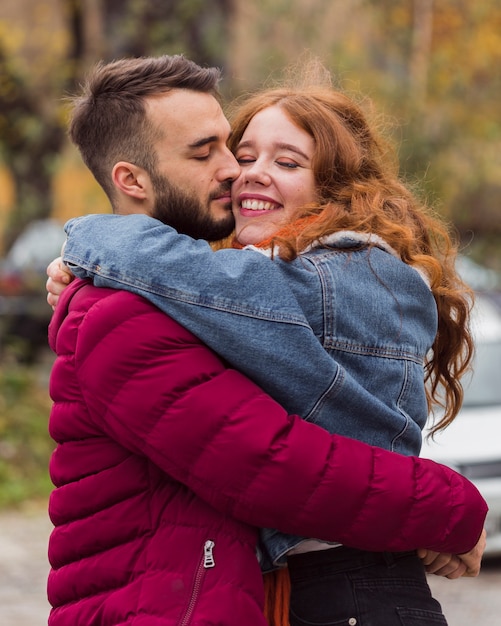 Linda pareja siendo cariñosa de cerca