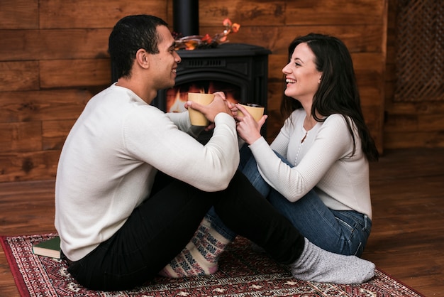 Foto gratuita linda pareja sonriendo el uno al otro