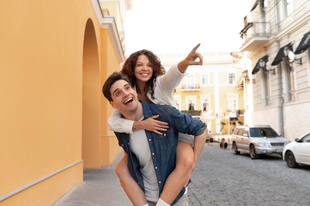 Linda pareja tener una cita al aire libre