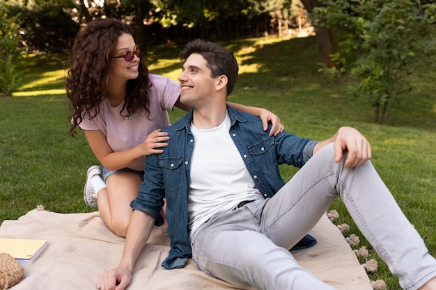 Linda pareja tener una cita al aire libre