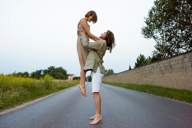 Linda pareja de tiro completo al aire libre