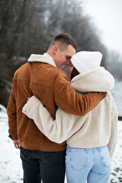 Foto gratuita linda pareja de tiro medio afuera