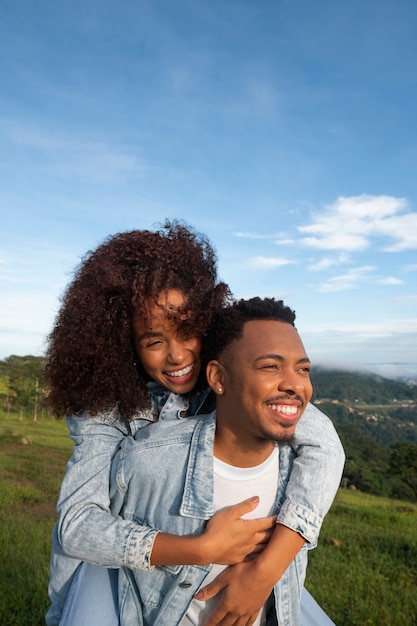 Foto gratuita linda pareja de tiro medio al aire libre