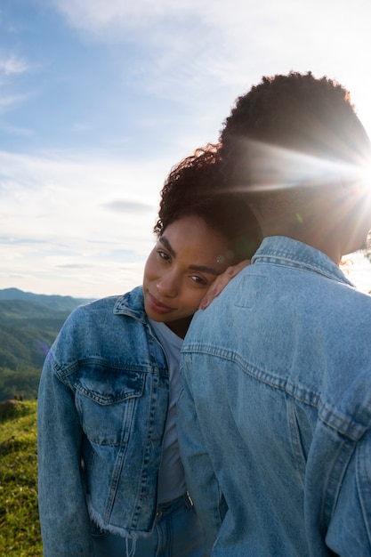 Foto gratuita linda pareja de tiro medio al aire libre