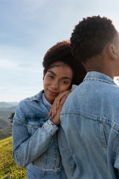 Foto gratuita linda pareja de tiro medio al aire libre