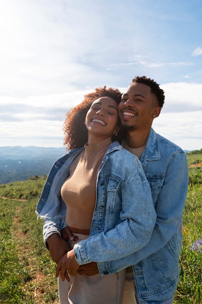 Foto gratuita linda pareja de tiro medio al aire libre