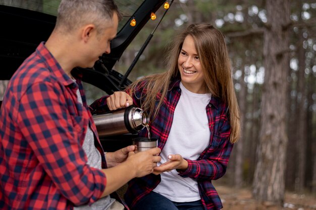 Linda pareja tomando un café juntos