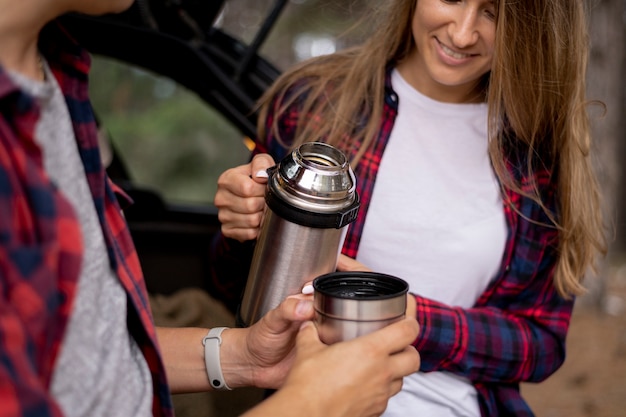 Linda pareja tomando un café juntos