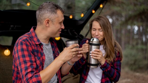 Linda pareja tomando un café juntos