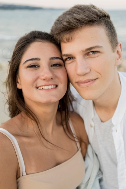 Foto gratuita linda pareja tomando un selfie juntos al aire libre