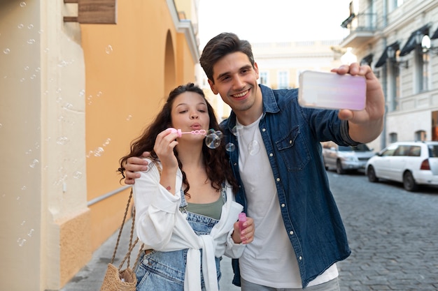 Linda pareja tomando un selfie juntos