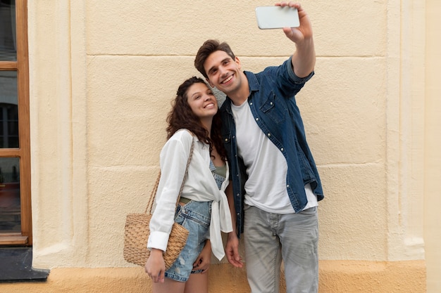 Linda pareja tomando un selfie juntos