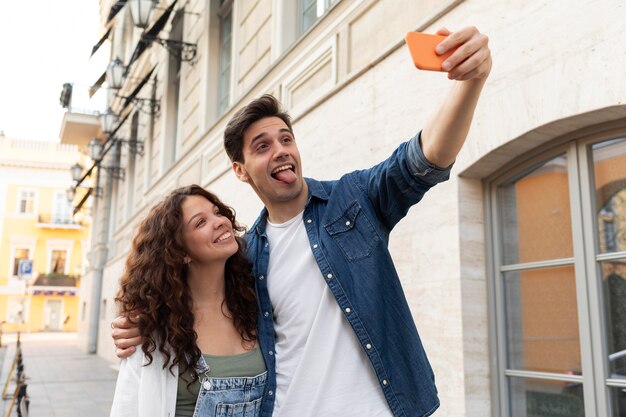 Linda pareja tomando un selfie juntos