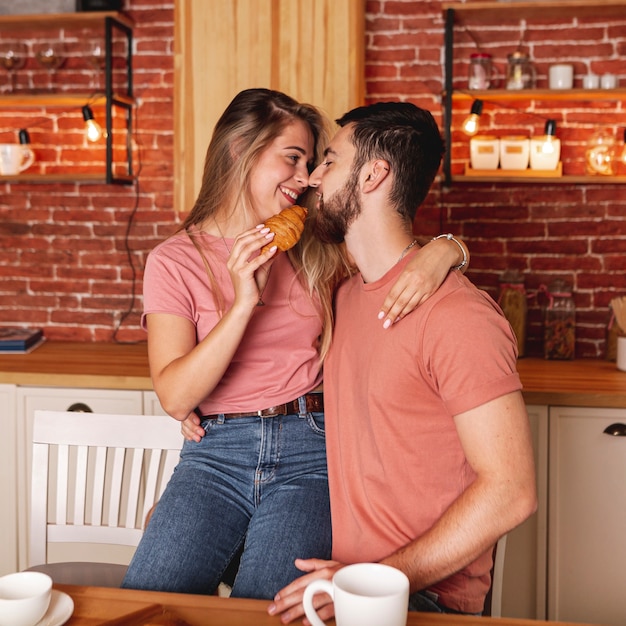 Foto gratuita linda pareja tomando su desayuno