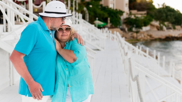 Foto gratuita linda pareja de turistas mayores en la playa