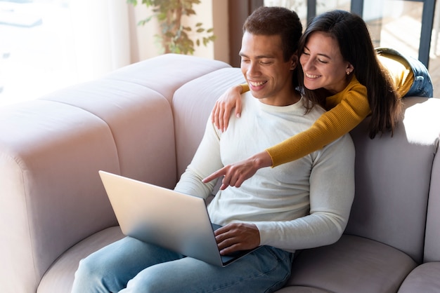 Linda pareja usando una laptop juntos